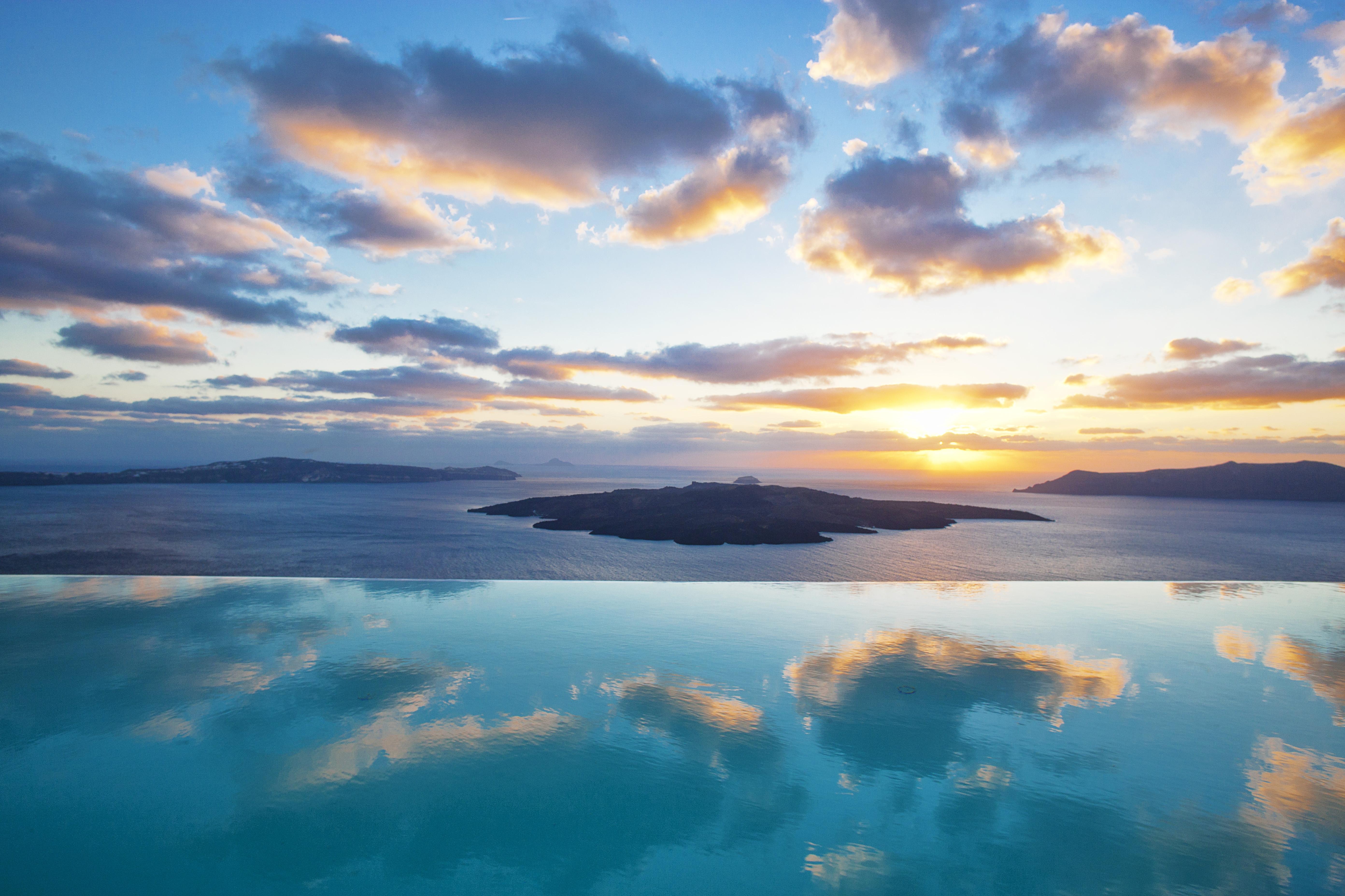Hotel Cosmopolitan - Small Luxury Of The World Firá